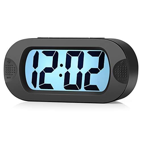Plumeet Réveil électronique, Alarm Réveil Matin avec Grand écran LCD, Fonction Snooze, avec Veilleuse, Alimenté par Batterie,Convient Aux Alarmes de Voyage et de Chevet (Noir)