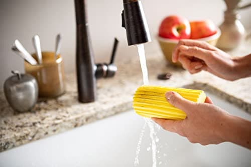 Scrub Daddy Damp Duster - Eponge Magique de Nettoyage Attrape Poussiere, Plumeau Lavable Depoussierant- Lingette Humide Antistatique Qui Piège la Poussière et se Rince Facilement - Jaune