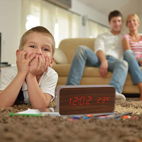 Lancoon Horloge Numérique en Bois - Réveil à LED Multifonctions avec Affichage De L'heure/De La Date/De La Température Et Commande Vocale pour Le Voyage à Domicile - AC11Brown_Red