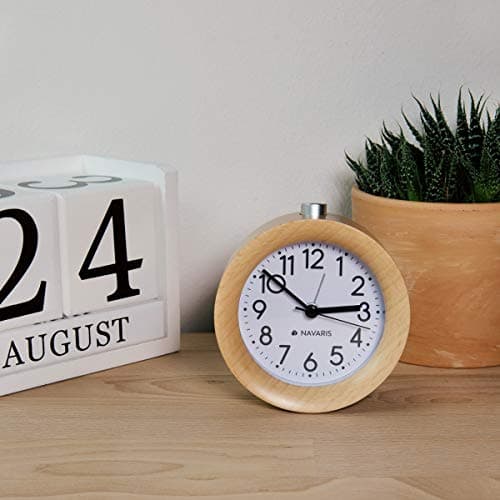 Navaris Horloge réveil en Bois - Réveil analogique Classique Rond en Bois Naturel - Horloge à Aiguilles avec Fonction Alarme Snooze et lumière