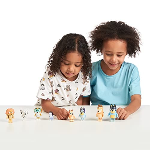 BlueY - Coffret de 8 Figurines – La Famille et Les Amis de (5,3 à 8,3 cm)