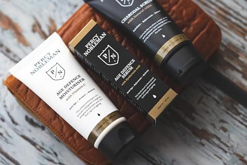 Le kit anti-âge Percy Nobleman, un coffret soin visage homme, contient un gommage au charbon de bois (AHA naturels), sérum anti-âge (l’acide hyaluronique) crème anti-âge (vitamine C)