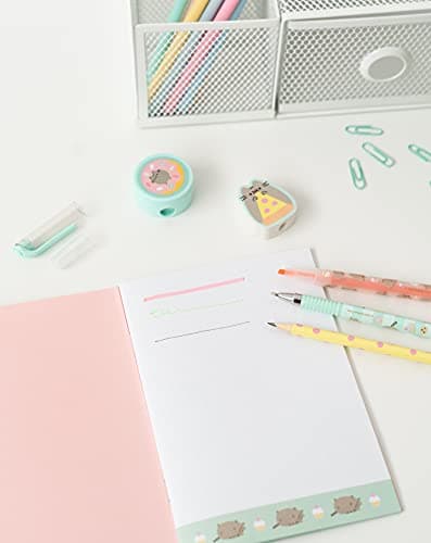 Grupo Erik - Set De Papeterie Pusheen Foodie Collection | Inclut : 1 Stylo Gel, 1 Surligneur, 1 Crayon De Papier, 1 Carnet A5, 1 Taille-Crayon, 8 Trombones, Trousse | Fournitures Scolaires Kawaii