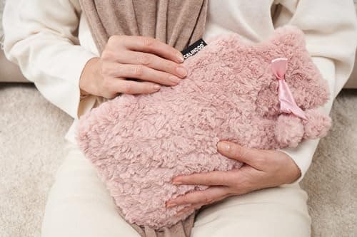 CALINDOO - Bouillotte Eau Chaude En Caoutchouc Naturel Avec Sa Housse Premium Toute Douce - Conçue Dans Un Moule Unique CALINDOO - Bouchon Hermétique - Housse Sherpa Vieux Rose Avec Pompon - 2L
