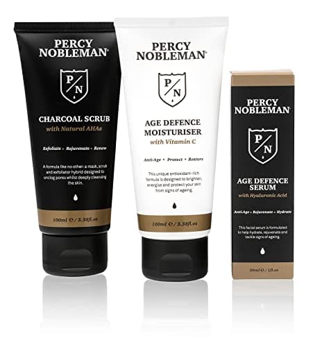 Le kit anti-âge Percy Nobleman, un coffret soin visage homme, contient un gommage au charbon de bois (AHA naturels), sérum anti-âge (l’acide hyaluronique) crème anti-âge (vitamine C)