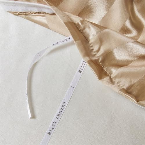 YASMENG Housse de Couette Satin 220x240 Beige Or Rayé Brillant Deluxe Satin Parure de Lit Satin Doux Soyeux Soie Linge de Lit 2 Personne Adulte avec Fermeture Éclair avec Taies d'oreiller 65x65 cm