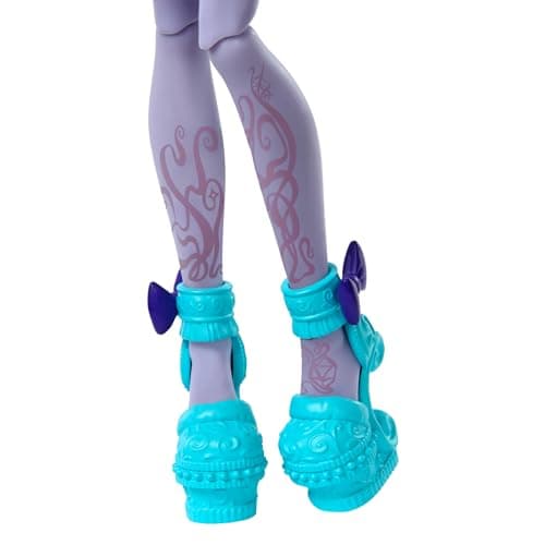 Monster High Poupée Twyla Journal des Horreurs, poupée Twyla et Accessoires sur Le thème du Club de Jeux de société, avec Blouson Universitaire, Album de, Jeu de société et Cookies, HXW31