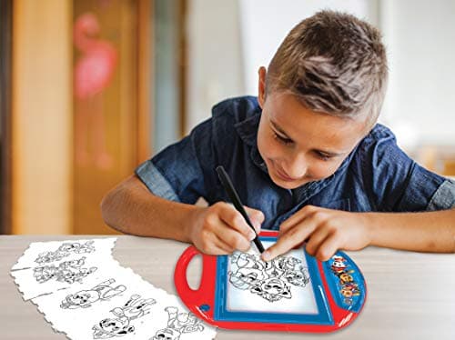 Lexibook Paw Patrol La Pat'Patrouille Projecteur à dessins, 4 tampons, 10 modèles, écran lumineux, 1 stylo inclus, jouet artistique et créatif pour filles et garçons, Rouge/Bleu, CR310PA