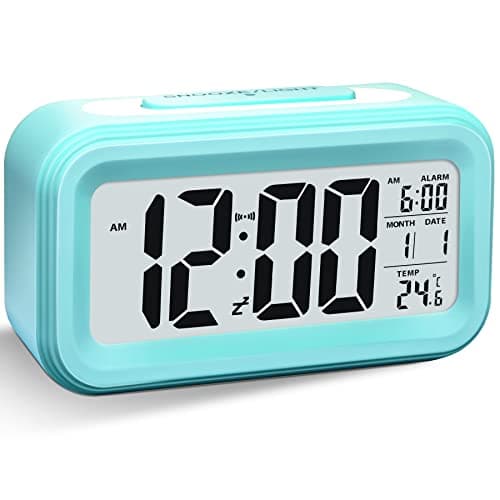 Larkumio Reveil Numerique Réveil Matin Lumineux LED Reveille Digital a Piles Silencieux Aalarm Clock de Voyage avec Gros Chiffres pour Enfant Fille Garcon Ado Adultes, Réveils avec Date Snooze, Bleu
