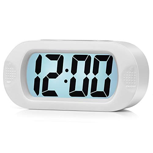 Plumeet Réveil électronique, Alarm Réveil Matin avec Grand écran LCD, Fonction Snooze, avec Veilleuse, Alimenté par Batterie,Convient Aux Alarmes de Voyage et de Chevet (Blanc)