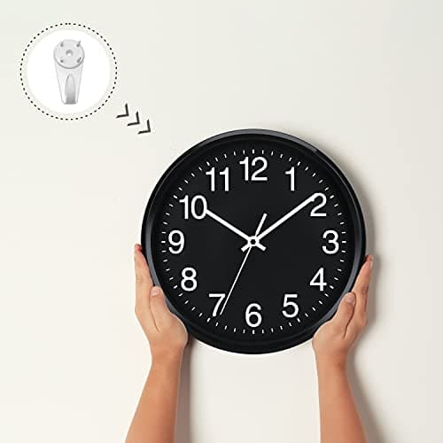 Plumeet Grande Horloge Murale, 25cm Horloge Murale Décorative de Qualité, Mécanisme Silencieux à Quartz, pour Maison/Cuisine/Bureau/École,Fonctionne sur Pile (Noir)