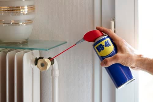 WD-40 Produit Multifonction Spray Double Position Sans Silicone Non Conducteur Compatible Plastiques, Caoutchoucs, Tous Métaux 200 ML