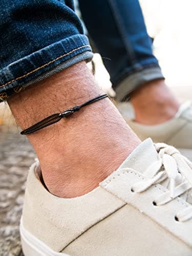 Made by Nami Bracelet de Cheville Fin pour Hommes et Femmes avec Fermoir Mousqueton Artisanal - Bijoux de Surfeur Maritime - Minimaliste en Tissu - 100% Étanche et Réglable (Noir)