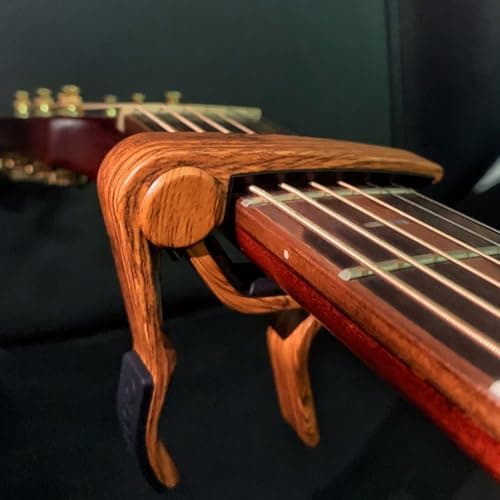 WiNGO Capodastre Guitare, Alliage Capo de Guitare Pour 6 Cordes Folk Guitare, Guitare Electrique et Acoustique Ukulélé, Mandoline et Banjo Avec 5 Médiators, Couleur Bois.
