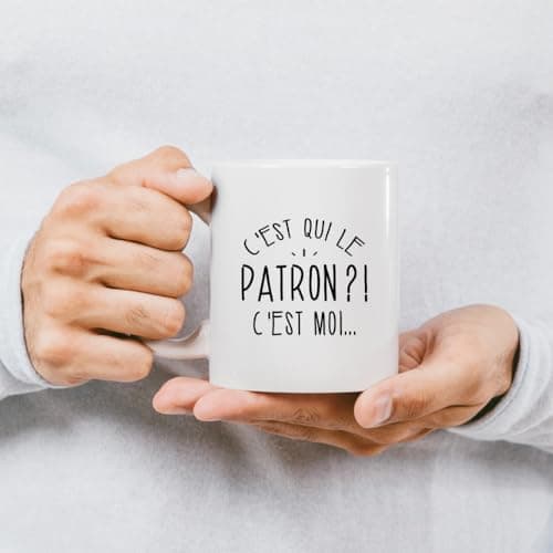 quotedazur - Mug C'Est Qui Le Patron - Cadeau Collègue Retraite - Idée Cadeau Original, Humour Femme - Tasse Couple Saint Valentin - Gadget Geek Homme - Idéal Anniversaire Soeur Ou Meilleure