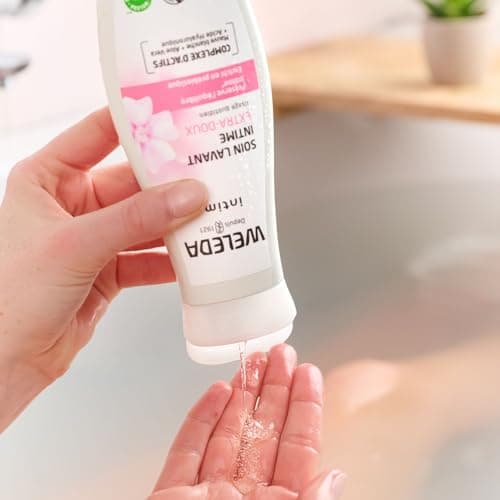 WELEDA - Soin lavant Intime Extra-doux - Texture gel extra-douce - Nettoie en douceur - NATRUE* - Vegan*** - 200 ml