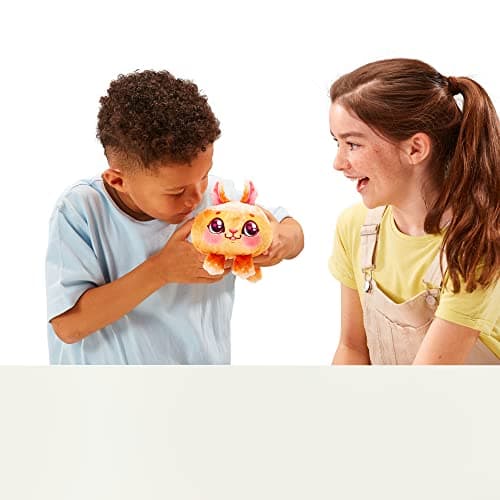 Cookeez Makery LA Fabrique À PÂTISSERIE. Place la pâte dans la Fabrique à pâtisserie : Une Peluche Chaude, parfumée et Interactive apparaît !