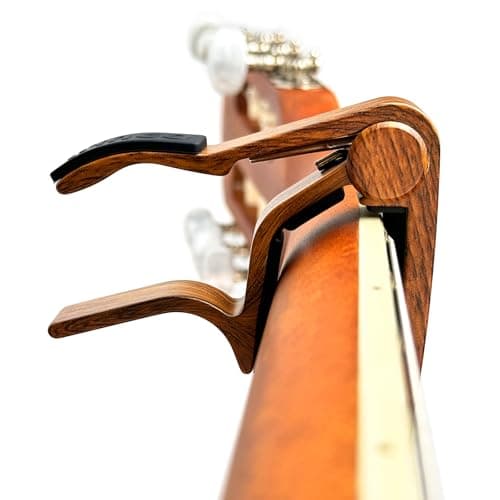 WiNGO Capodastre Guitare, Alliage Flat Classical Capo de Guitare Pour Corde en Nylon Guitare Classique Avec 5 Médiators, Couleur Bois.