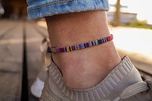 Made by Nami Bracelet de cheville pour hommes et femmes - boho hippie - accessoires de plage et de festival - fabriqués à la main - 100% coton écologique, imperméable et ajustable (Foncé Multi)