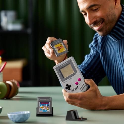 LEGO Super Mario Game Boy - Set de Construction pour Adulte - Maquette de Nintendo à Exposer avec 2 Cartouches Dont Zelda - Support Inclus - Idée de Cadeau Rétro pour Fans de Jeux Vidéo 72046
