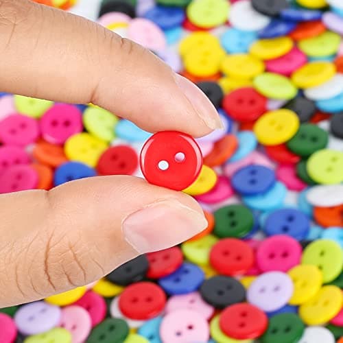 Furuising Lot de 600 Boutons Colorés, 11,5 mm à 2 Trous en Résine Boutons Ronds Bouton avec Boîte de Stockage pour Enfants Vêtements Couture Artisanat Ornements et Bricolage Ornement Fait à la