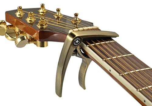 Capodastre Deluxe pour Guitares Acoustiques, Ukulélé, Banjo, Mandoline, Basse – Fabriqué en Alliage de Zinc de Qualité Supérieure pour Instruments à 6 et 12 Cordes –par Nordic Essentials
