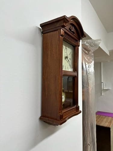 Horloge murale pendule 49 cm, horloge pendule, horloge de carillon avant les cloches, fabriquée en bois. Disponible en num. Romains