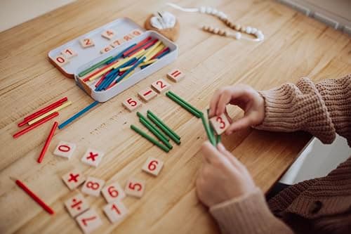 Natureich Montessori Mathématique Tableau Garçon et Fille, Enfants à Partir 3 Ans, Planche Empilage Éducatif, Jouets en Bois Boîte en métal Apprends à Compter, 0-9 Nombres, Motrices 1x1 Multiplication