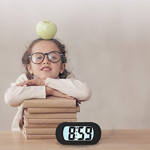 Plumeet Réveil électronique, Alarm Réveil Matin avec Grand écran LCD, Fonction Snooze, avec Veilleuse, Alimenté par Batterie,Convient Aux Alarmes de Voyage et de Chevet (Noir)
