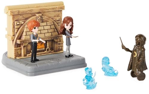 HARRY POTTER - PLAYSET 2 EN 1 LA SALLE SUR DEMANDE MAGICAL MINIS WIZARDING WORLD - Univers Magique 2 en 1 Avec 4 Figurines et Accessoires - Sortilège Patronus - 6063901 - Jouet Enfant 5 ans et +