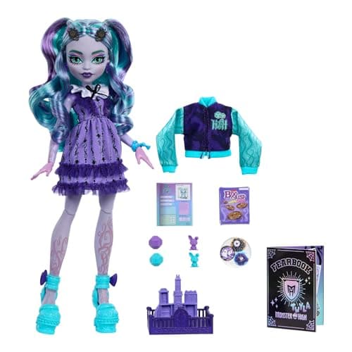 Monster High Poupée Twyla Journal des Horreurs, poupée Twyla et Accessoires sur Le thème du Club de Jeux de société, avec Blouson Universitaire, Album de, Jeu de société et Cookies, HXW31