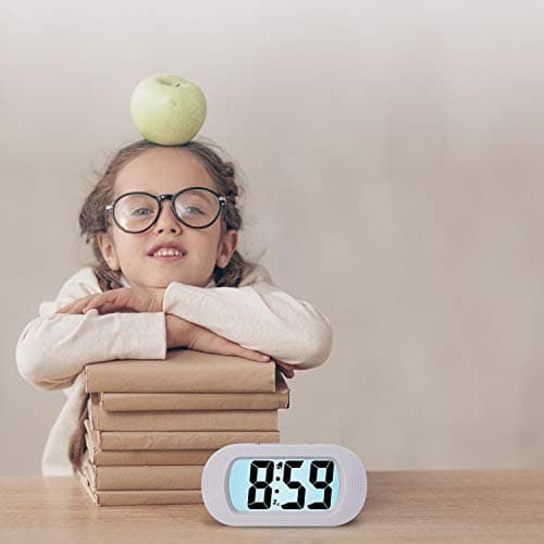 Plumeet Réveil électronique, Alarm Réveil Matin avec Grand écran LCD, Fonction Snooze, avec Veilleuse, Alimenté par Batterie,Convient Aux Alarmes de Voyage et de Chevet (Blanc)