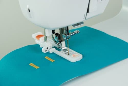 Carina Comfort - Machine à Coudre informatisée pour débutants et avancés avec écran Multifonctions, 40 programmes de Points, Bras Libre, lumière de Couture LED