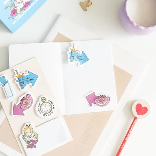 Grupo Erik - Set de Papeterie Alice aux Pays des Merveilles | Inclut : 1 Stylo Bille, 1 Crayon de Papier, 4 Surligneurs, 2 Trombones, 3 Carnets A6, des Stickers | Papeterie Kawaii