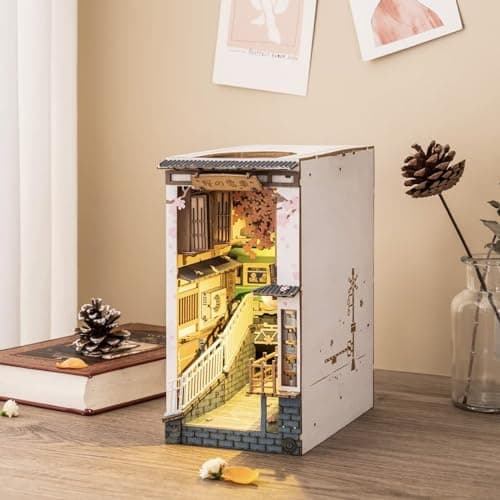 Rolife Sakura Densya DIY Book Nook Modèle Kit Maison Miniature à Construire DIY Maquette Adulte Décoration de Bibliothèque Livre Salon Booknook Puzzle 3D Bois Serre-Livres Diorama (TGB01)