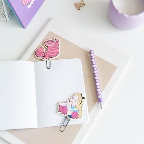 Grupo Erik - Set de Papeterie Alice aux Pays des Merveilles | Inclut : 1 Stylo Bille, 1 Crayon de Papier, 4 Surligneurs, 2 Trombones, 3 Carnets A6, des Stickers | Papeterie Kawaii
