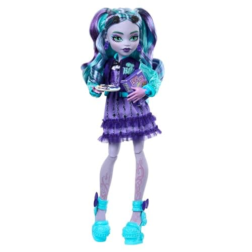 Monster High Poupée Twyla Journal des Horreurs, poupée Twyla et Accessoires sur Le thème du Club de Jeux de société, avec Blouson Universitaire, Album de, Jeu de société et Cookies, HXW31