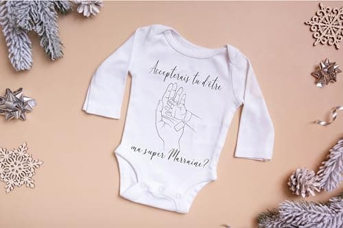 Body Bébé Blanc - Dessin Main de Marraine et Main de Bébé - Taille Unique Aléatoire (Manches Courtes ou Longues selon Stock) - Cadeau Annonce Grossesse pour Marraine