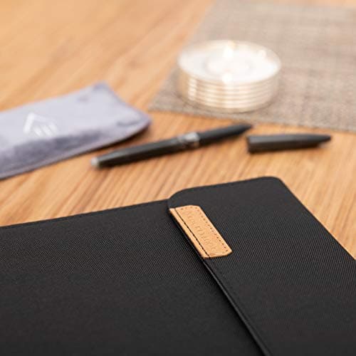Rocketbook Capsule 2.0 Folio Cover pour Core, Panda et Fusion | 100% Recyclable, avec Porte-Stylo, Fermoir Magnétique et Rangement Intérieur | Noir, Format Lettre A4 21 cm x 29,7 cm