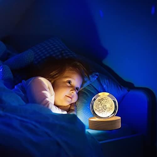 JAWSEU Veilleuse Boule de Cristal 3D USB, Lampe LED Sur Base en Bois Massif Pour Chambre et Bureau - Décoration et Ornement