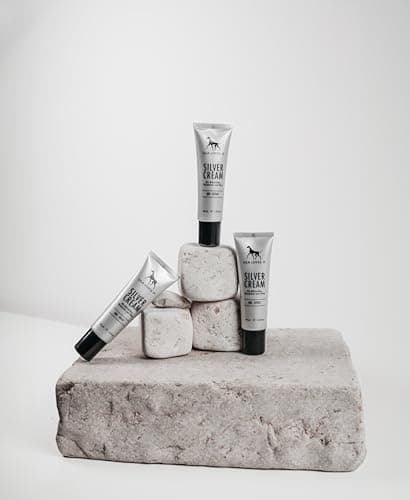 Lila Loves IT Creme d'argent pour Chiens - Soins aigus à l'aloe Vera, au Beurre de karité et au microargent, apaise et soigne intensivement la Peau irritée des Chiens, CRÈME D’Argent, 30 ML