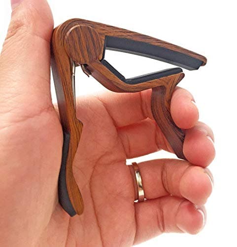 WiNGO Capodastre Guitare, Alliage Capo de Guitare Pour 6 Cordes Folk Guitare, Guitare Electrique et Acoustique Ukulélé, Mandoline et Banjo Avec 5 Médiators, Couleur Bois.