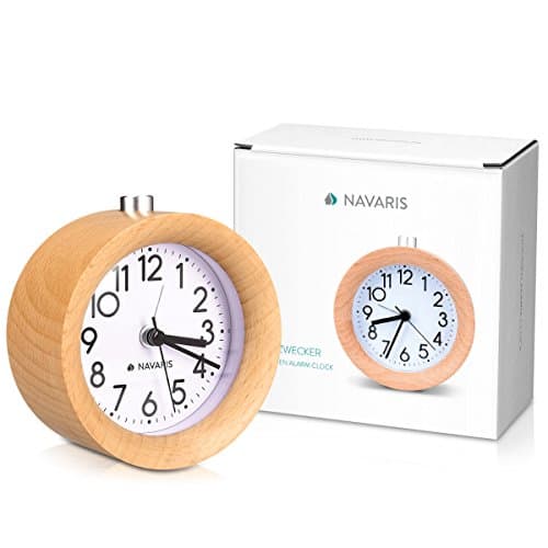Navaris Horloge réveil en Bois - Réveil analogique Classique Rond en Bois Naturel - Horloge à Aiguilles avec Fonction Alarme Snooze et lumière