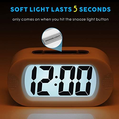 Plumeet Réveil électronique, Alarm Réveil Matin avec Grand écran LCD, Fonction Snooze, avec Veilleuse, Alimenté par Batterie,Convient Aux Alarmes de Voyage et de Chevet (Blanc)