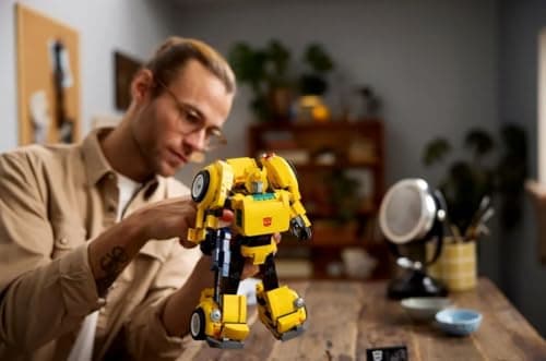 LEGO Icons Transformers Bumblebee - Figurine Robot Culte pour Adultes - Set de Construction Détaillé sur Le Thème du Cinéma pour Les Fans de Science-Fiction - Se Transforme en Véhicule 10338