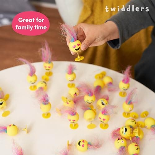 THE TWIDDLERS - 36 Jouets Pop Up pour Enfants, 6cm - Visage Souriant pour fête d'anniversaire avec Cheveux Multicolores, Coffret de Jouets sauteurs et de Remplissage de Sacs à Surprises