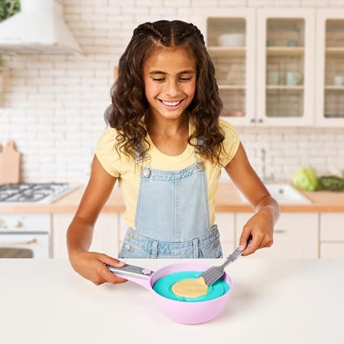 Cookeez Makery Pancake Treatz, Fais Apparaître Une Peluche Parfumée, Place Le Mélange sur la Poêle et Retourne Le Pancake : Une Peluche Parfumée Interactive Apparaît, Quelle Surprise Vas-Tu Créer