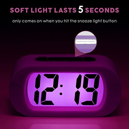 Plumeet Réveil électronique, Alarm Réveil Matin avec Grand écran LCD, Fonction Snooze, avec Veilleuse, Alimenté par Batterie,Convient Aux Alarmes de Voyage et de Chevet (Violet)