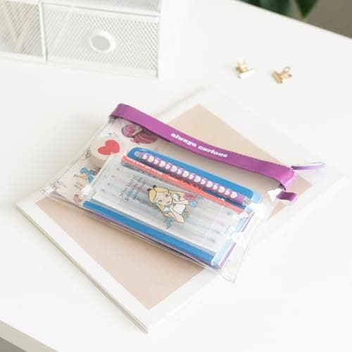 Grupo Erik - Set de Papeterie Alice aux Pays des Merveilles | Inclut : 1 Stylo Bille, 1 Crayon de Papier, 4 Surligneurs, 2 Trombones, 3 Carnets A6, des Stickers | Papeterie Kawaii