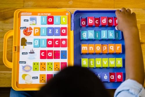 Nathan - J'apprends à Lire - Jeux de Société Educatif pour Enfants 5 ans - Apprendre à Lire - Système Autocorrectif - Reconnaitre les Lettres - 90 Jetons 15 Planches illustrées - Malette Transportable